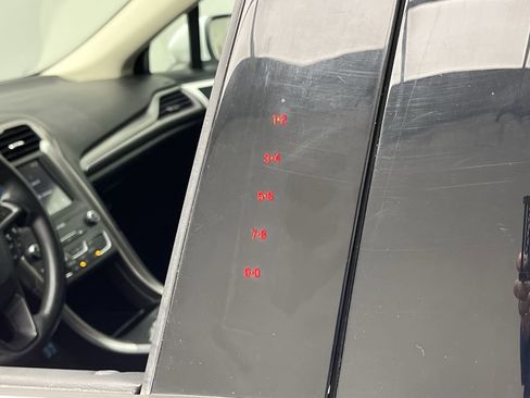 Used 2019 Ford Fusion SE FWD image 7