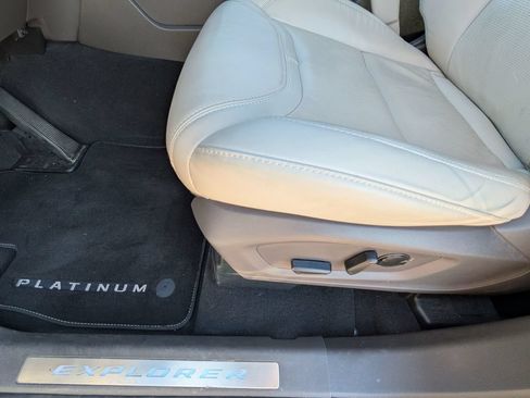Used 2023 Ford Explorer Platinum w/ Technology Package AWD/4WD image 15