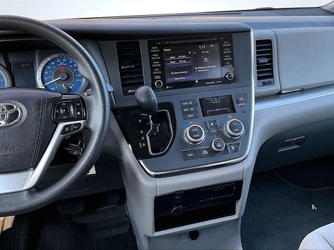 Used 2019 Toyota Sienna LE image 9