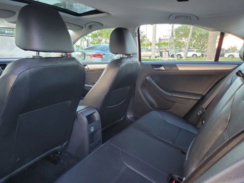 Used 2017 Volkswagen Jetta SE image 8