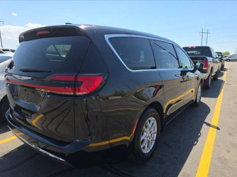 Used 2025 Chrysler Pacifica Select FWD image 3
