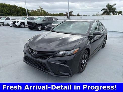 Used 2024 Toyota Camry SE image 1
