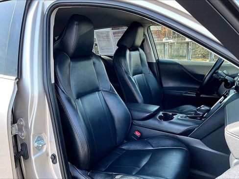 Used 2021 Toyota Venza LE image 7