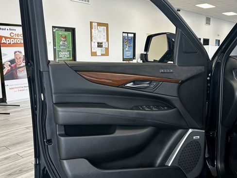Used 2018 Cadillac Escalade 2WD image 15
