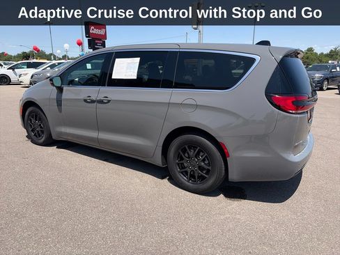Used 2025 Chrysler Pacifica Select FWD image 3