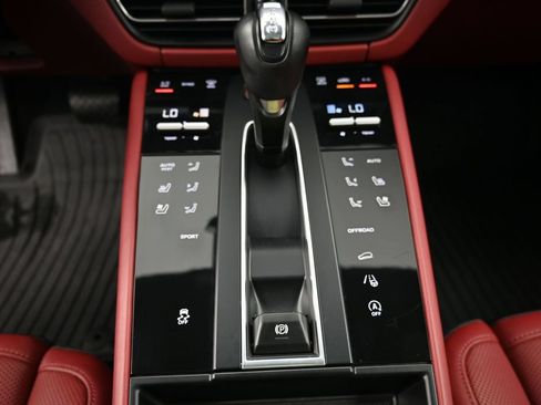 Certified 2023 Porsche Macan AWD/4WD image 17