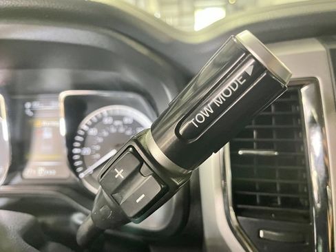 Used 2018 Nissan Titan SV w/ SV Convenience Package image 23
