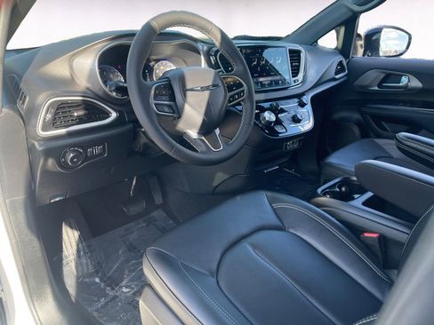 Used 2025 Chrysler Pacifica Select image 10