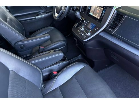 Used 2017 Toyota Sienna SE w/ SE Preferred Package FWD image 18