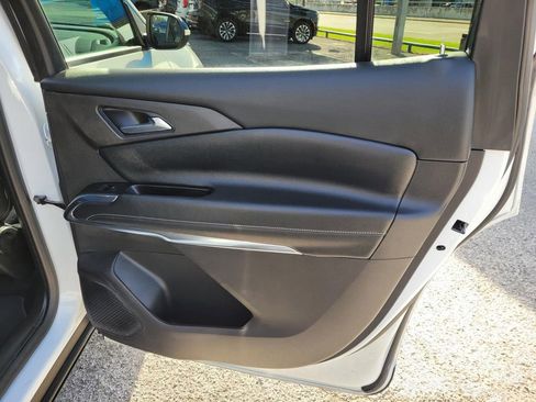 Used 2025 Chevrolet Traverse LT FWD image 11
