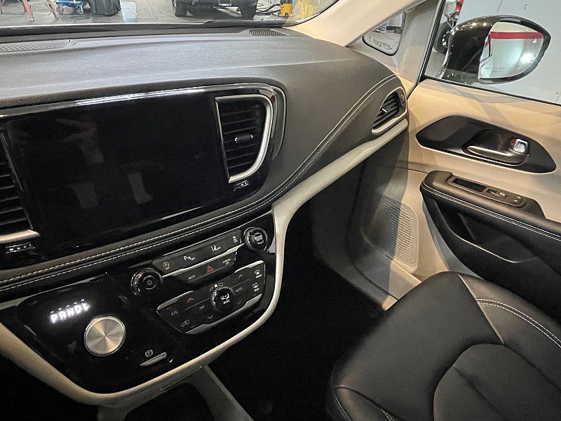Used 2024 Chrysler Pacifica Touring-L FWD image 11