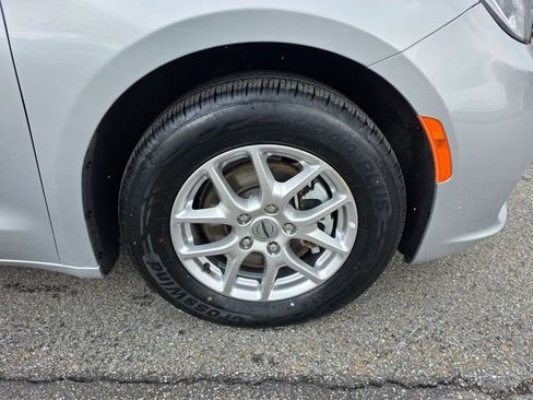 Used 2024 Chrysler Pacifica Touring-L FWD image 13