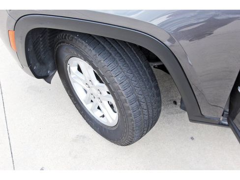 Used 2024 Jeep Grand Cherokee Laredo AWD/4WD image 8
