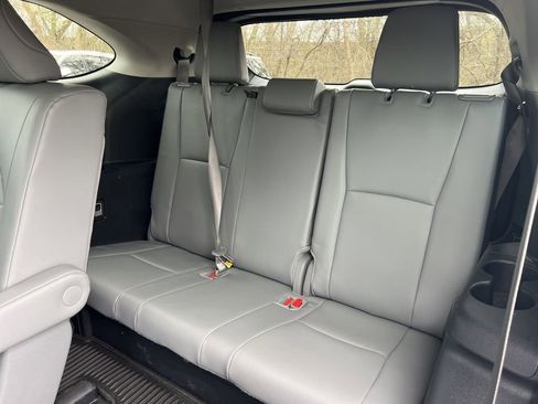 Used 2025 Toyota Highlander XLE image 4