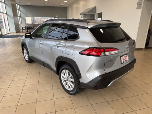 Used 2022 Toyota Corolla Cross LE image 9