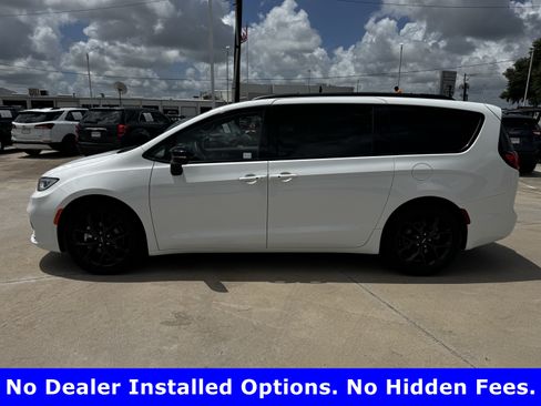 Used 2025 Chrysler Pacifica Limited FWD image 7