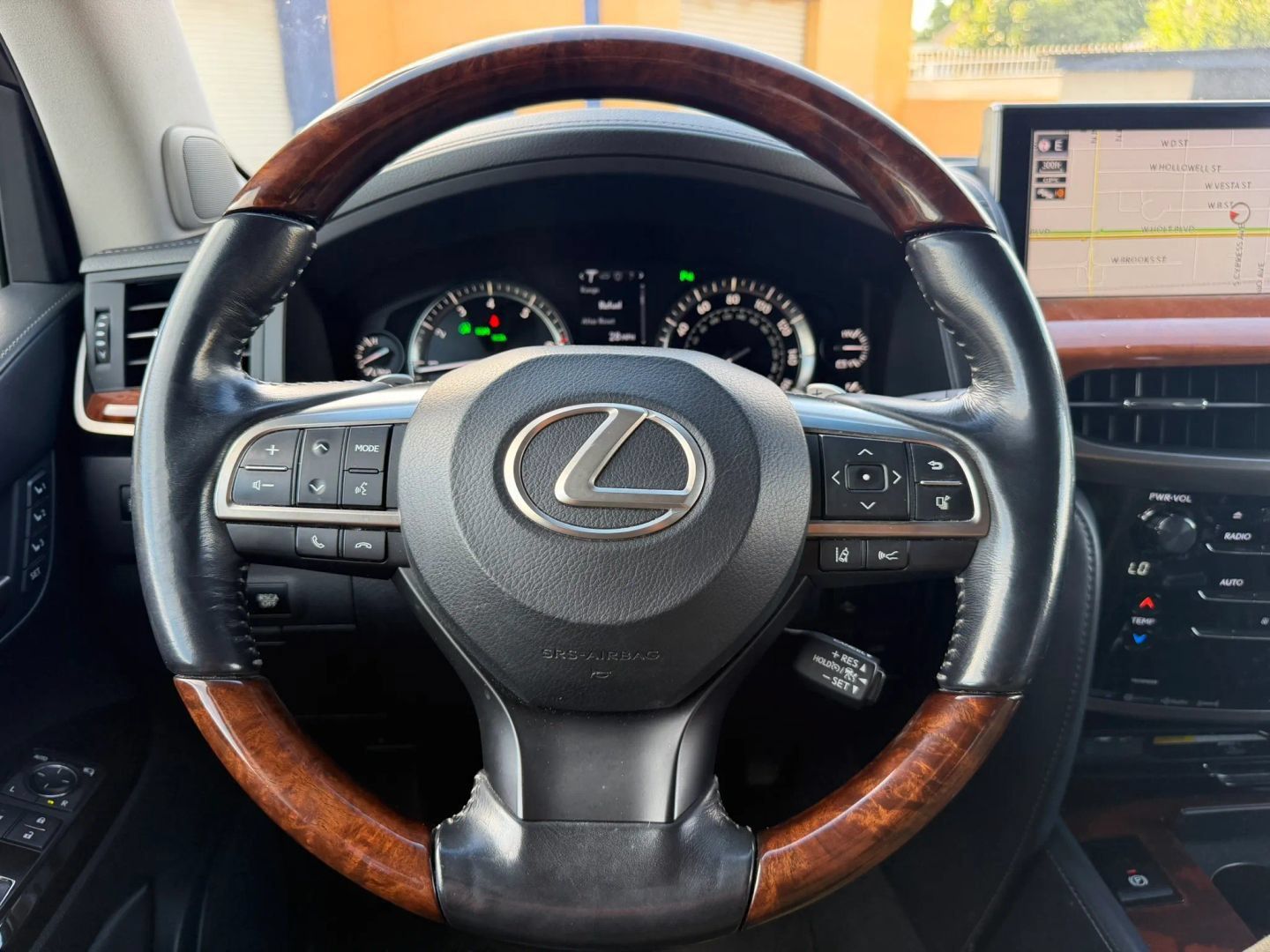 Used 2016 Lexus LX 570 4WD w/ Luxury Package image 22