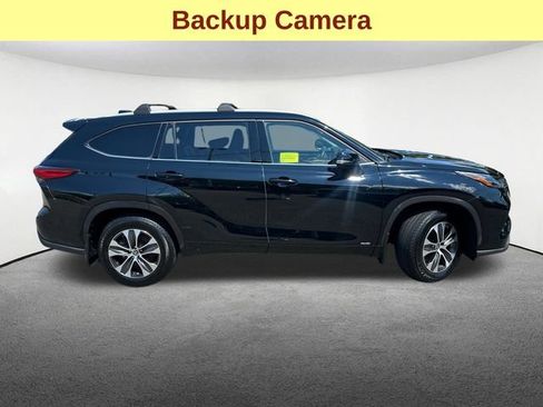 Used 2022 Toyota Highlander XLE AWD/4WD image 11