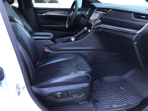 Used 2023 Jeep Grand Cherokee Overland RWD image 7