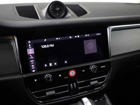 Certified 2026 Porsche Macan AWD/4WD image 32
