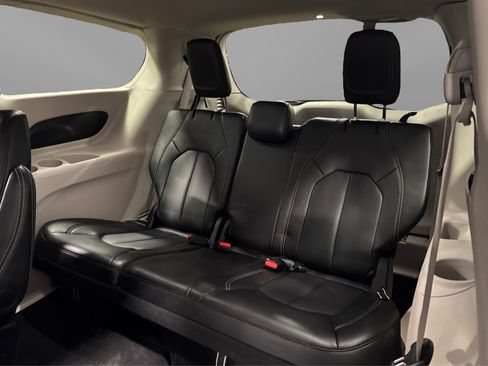 Used 2024 Chrysler Pacifica Touring-L FWD image 38