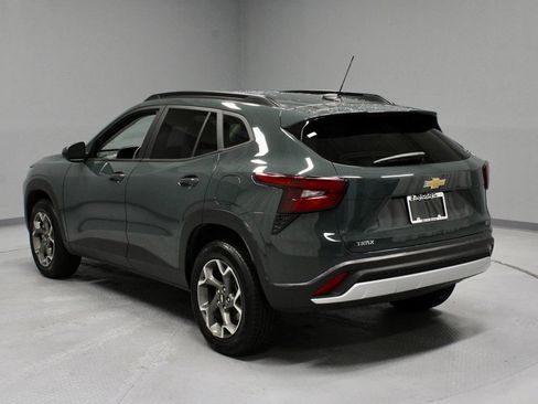 Used 2025 Chevrolet Trax LT FWD image 9
