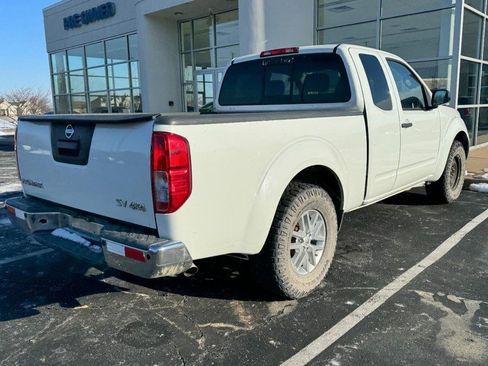 Used 2016 Nissan Frontier SV image 2