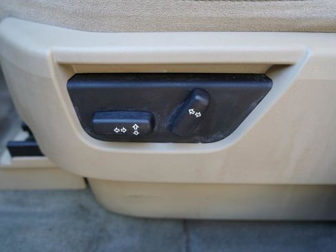 Used 2013 Land Rover LR2 image 28