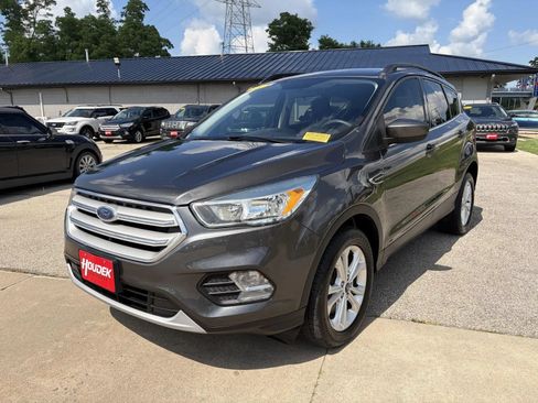 Used 2018 Ford Escape SE w/ SE Sync 3 Package AWD/4WD image 3