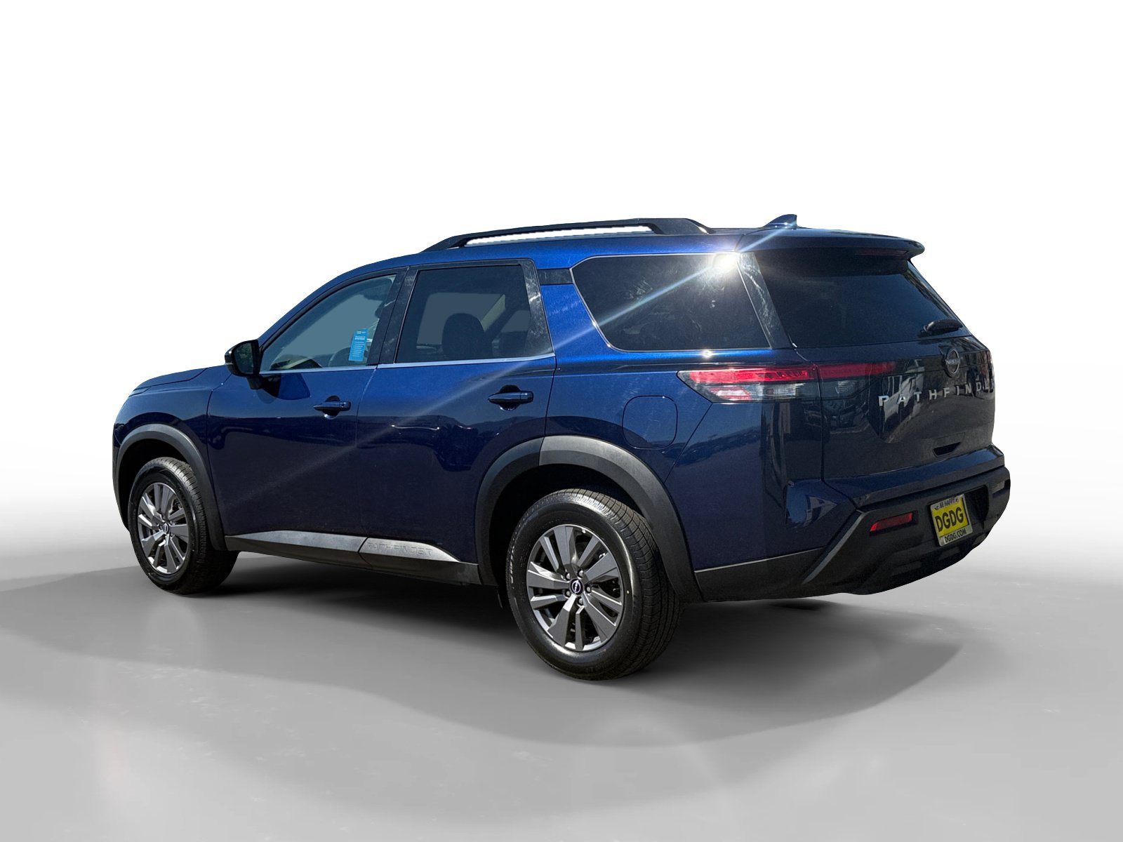 Used 2025 Nissan Pathfinder SV FWD image 3