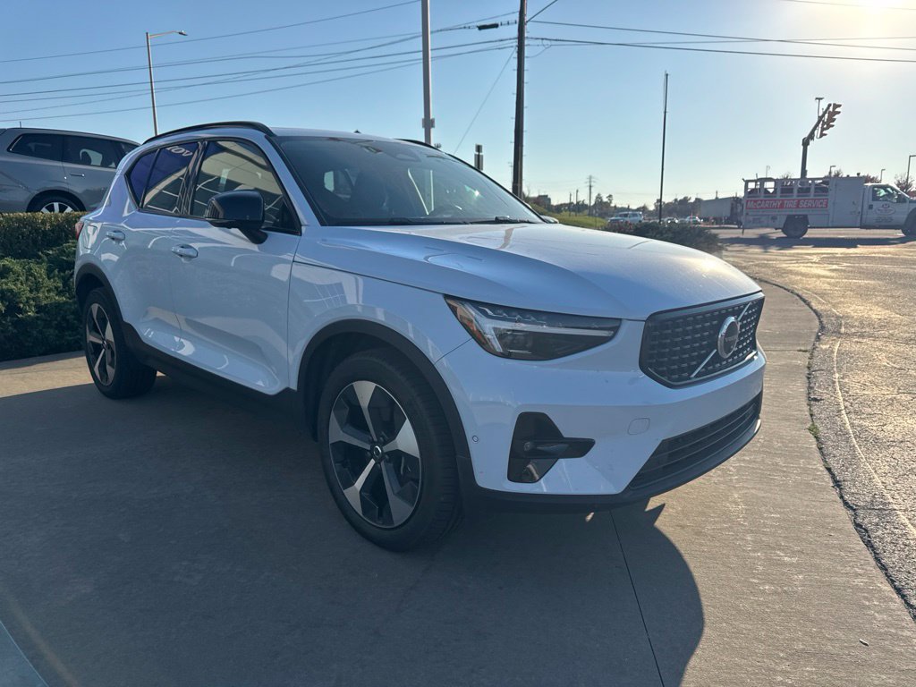 Used 2026 Volvo XC40 B5 Plus AWD/4WD image 3