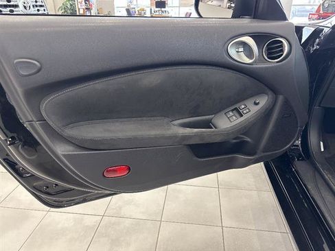 Used 2018 Nissan 370Z Touring RWD image 8