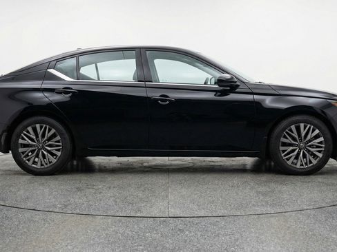Used 2025 Nissan Altima 2.5 SV FWD image 11