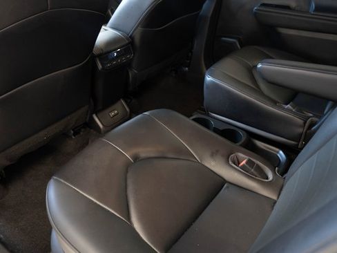 Used 2023 Toyota Highlander L image 18