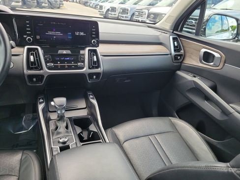 Used 2022 Kia Sorento EX w/ Panoramic Sunroof Package FWD image 19