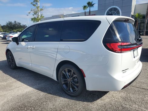 New 2026 Chrysler Pacifica Select image 5