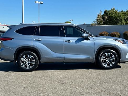 Used 2022 Toyota Highlander XLE AWD/4WD image 6