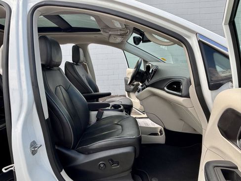 Used 2018 Chrysler Pacifica Limited FWD image 7