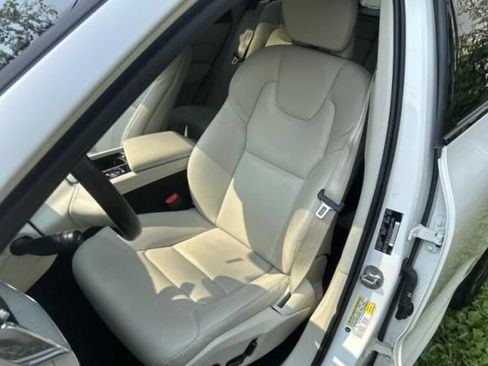 Used 2024 Volvo XC60 B5 Plus w/ Climate Package AWD/4WD image 12