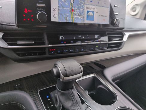 Used 2024 Toyota Sienna Limited image 18