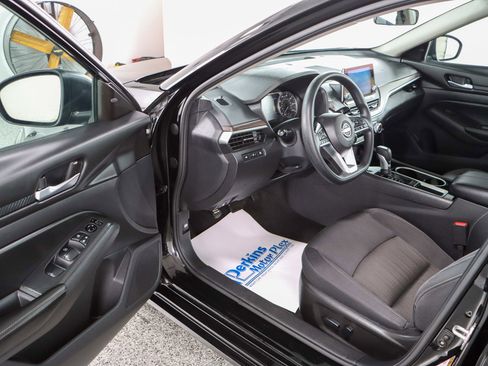 Used 2024 Nissan Altima 2.5 SV image 3