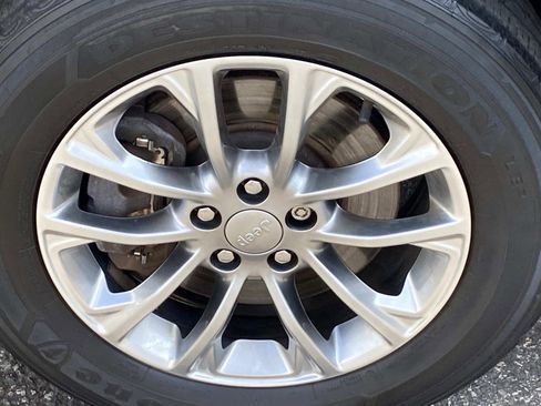 Used 2019 Jeep Cherokee Latitude Plus AWD/4WD image 21