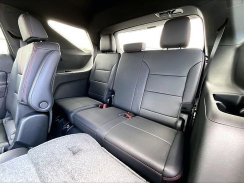 New 2026 Chevrolet Traverse RS w/ LPO, Floor Liner Package AWD/4WD image 27