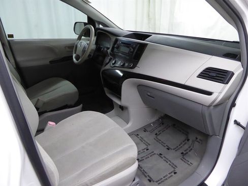 Used 2013 Toyota Sienna L image 18