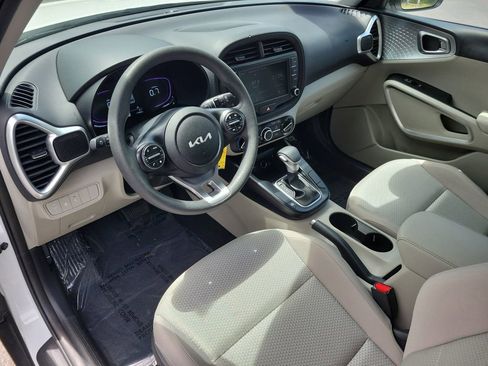 Used 2025 Kia Soul LX w/ LX Technology Package FWD image 18