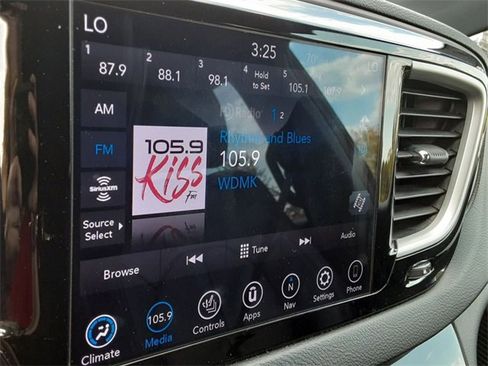 Certified 2020 Chrysler Pacifica Touring-L image 20