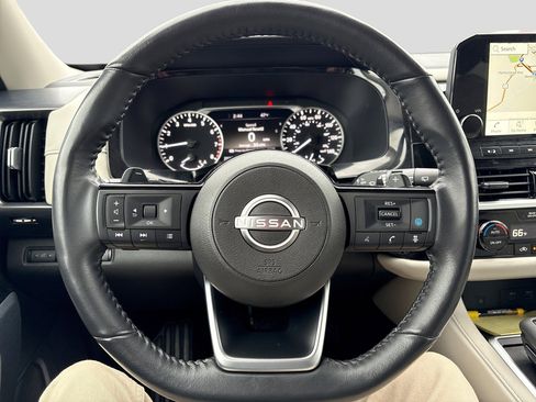 Used 2024 Nissan Pathfinder SL AWD/4WD image 15