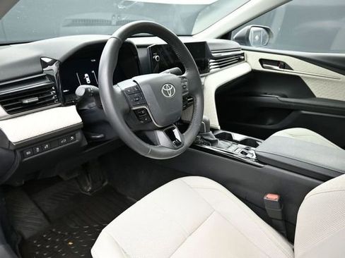 Used 2025 Toyota Camry XLE AWD/4WD image 11