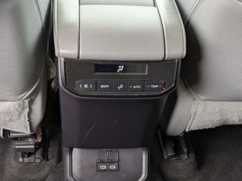 Used 2023 Toyota Highlander LE image 28