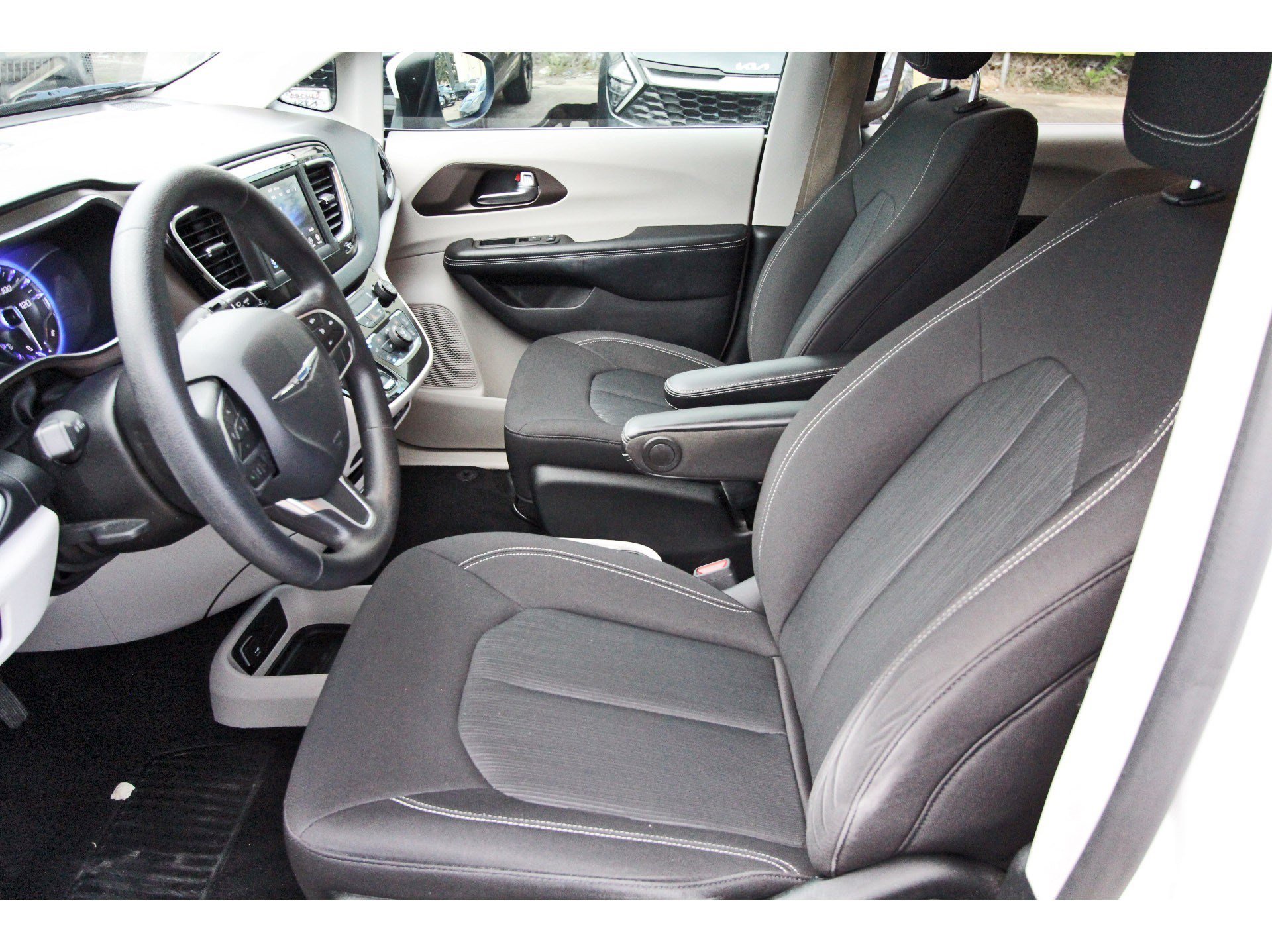 Used 2020 Chrysler Voyager L FWD image 9